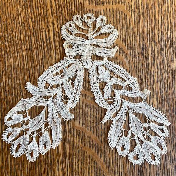 Pair of Antique Lace Appliqués | Edwardian–1930s Ecru Embroidered Collar Inserts - Picture 6 of 16